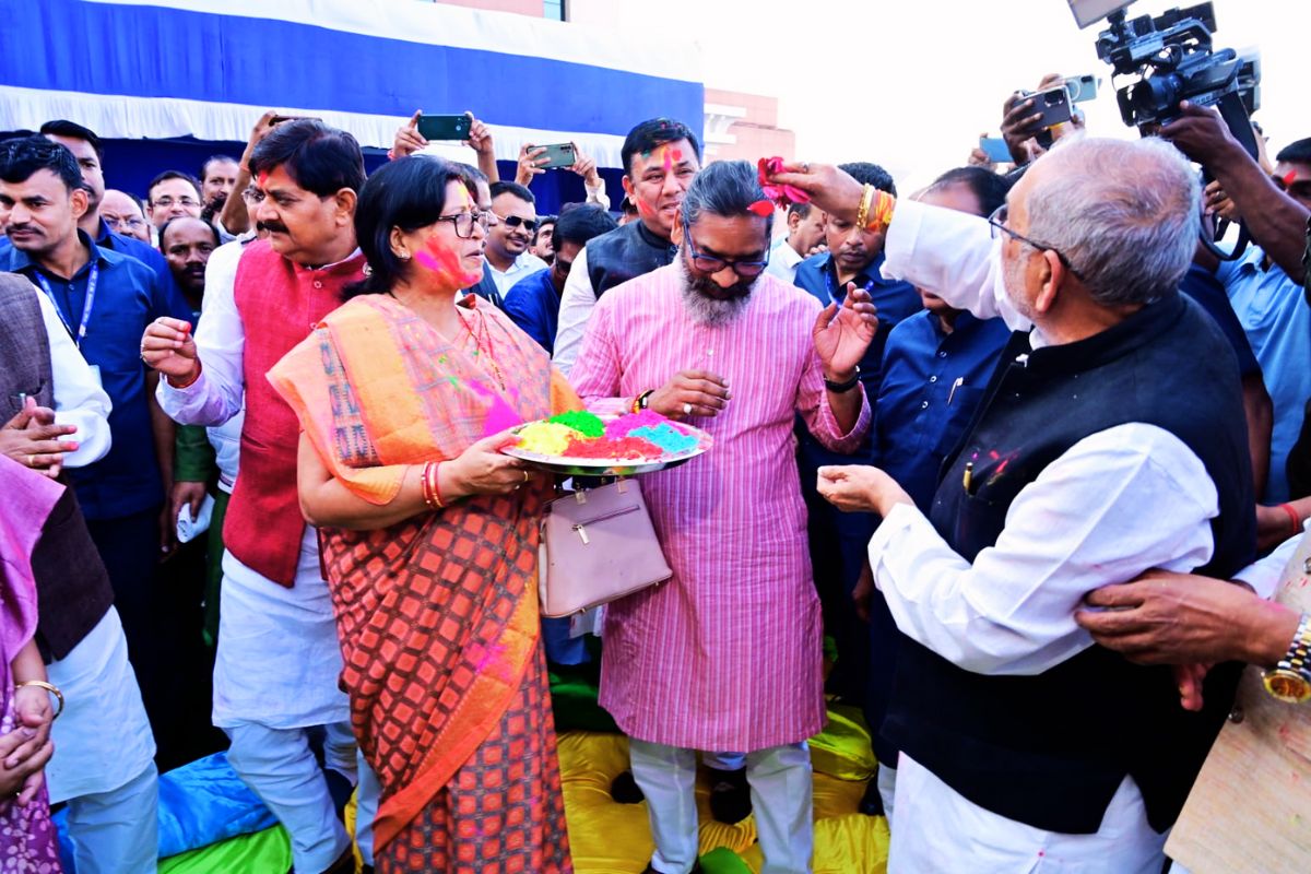 Holi 2025: झारखंड विधानसभा में हेमंत सोरेन ने स्पोर्ट्सी ऐसी होली, शरमायीं कल्पना सोरेन, देखें PHOTOS 1 holi 2025 celebration in jharkhand assembly