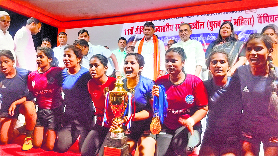 फुटबॉल चैंपियनशिप में विजेता स्त्री खिलाड़ी