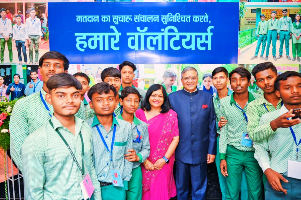 चुनाव आयोग हमेशा वोटर के साथ, रामगढ़ में बोले मुख्य निर्वाचन आयुक्त ज्ञानेश कुमार 2 ECI Gyanesh Kumar in Rajrappa Ramgarh Jharkhand with Volunteers