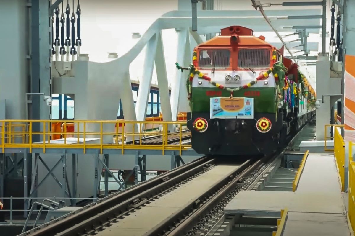 Pamban-sea-bridge-train-