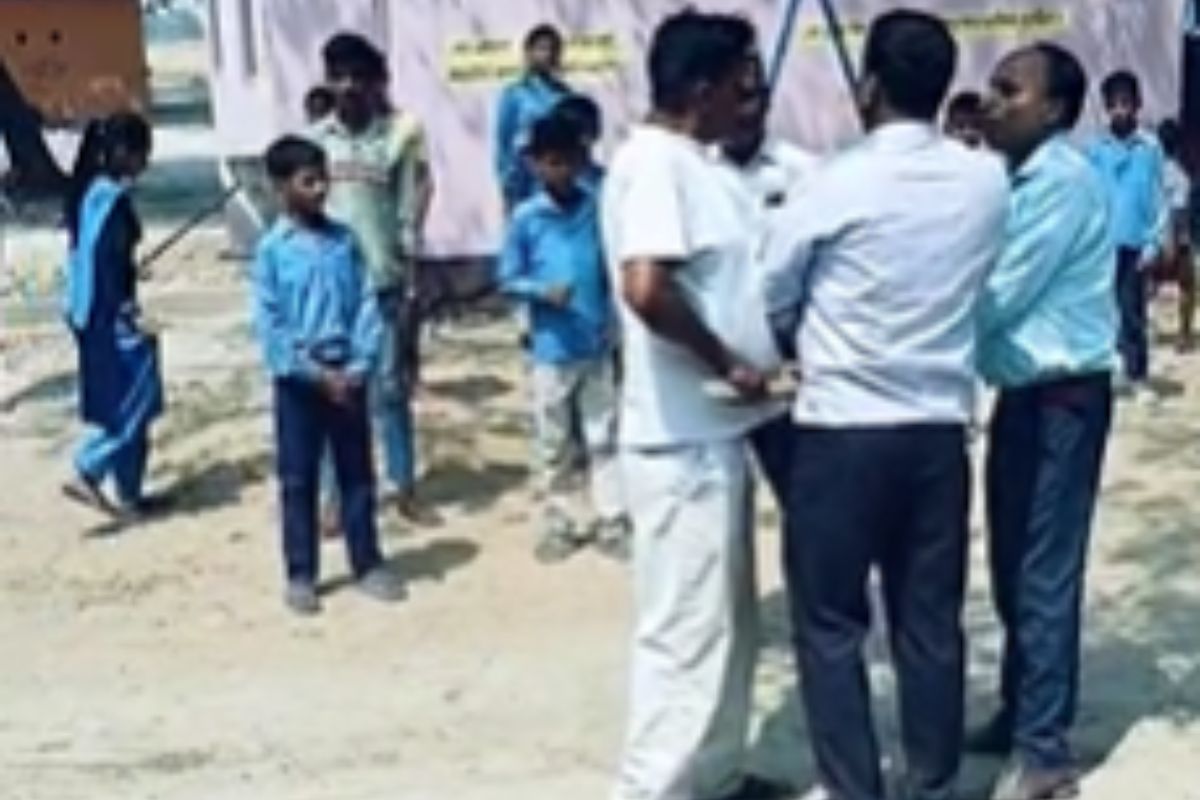 सिवान : स्कूल में घुसकर दबंग ने शिक्षक को मारा, बोला- केस किया तो जान से मार दूंगा 1 आरोपी मैनेजर यादव सफेद लोवर-टीशर्ट में