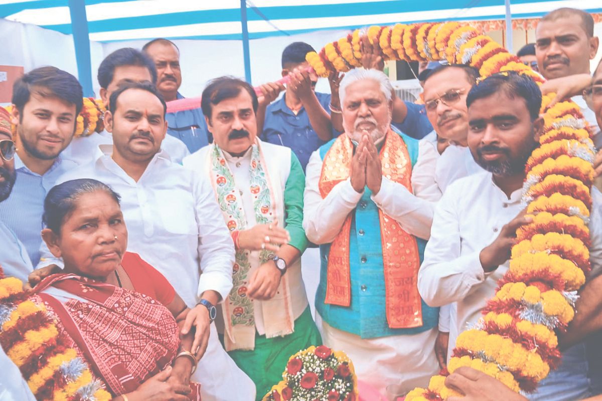 लोगों का अभिवादन करते मंत्री