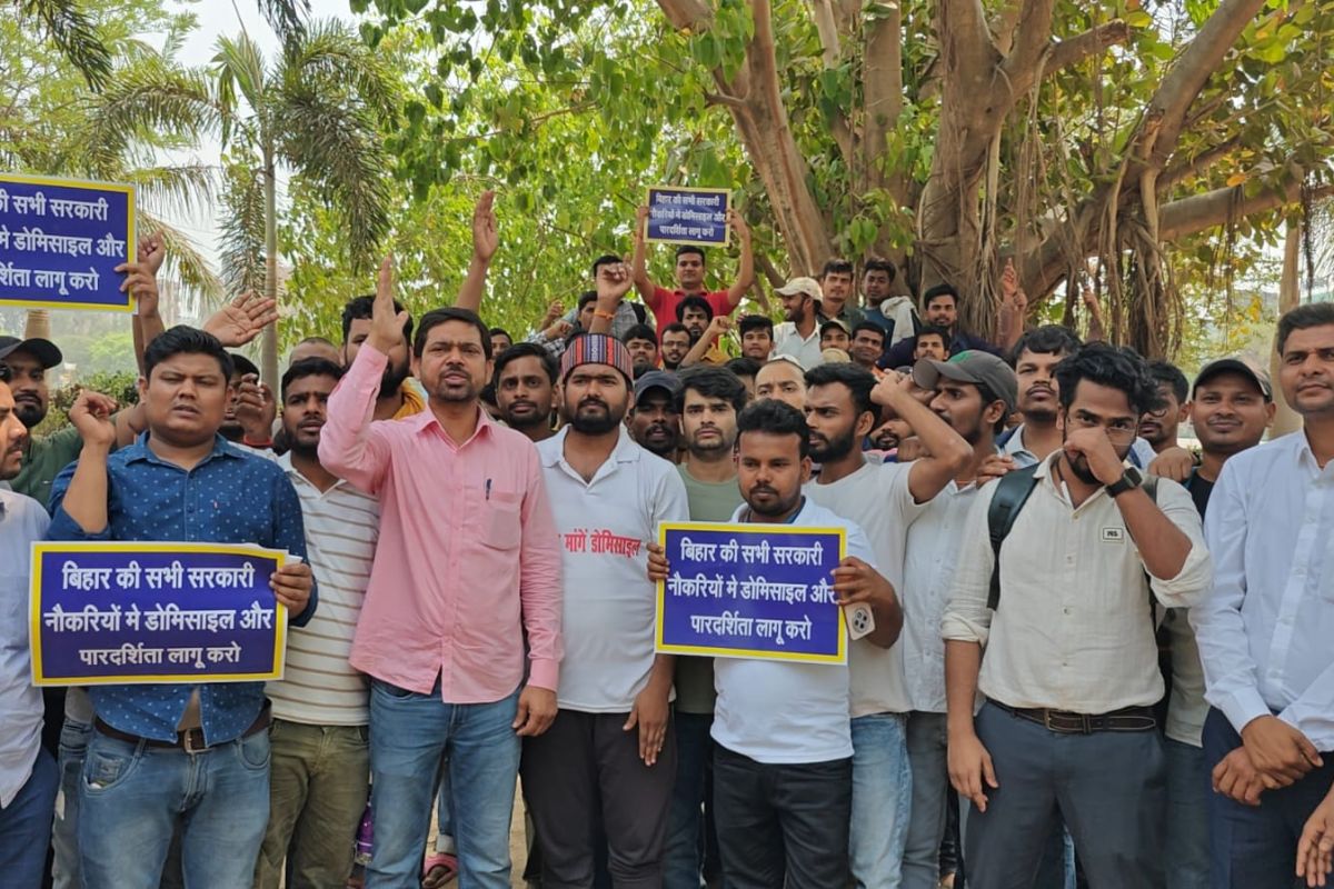 Patna : गांधी मैदान से एक बार फिर छात्रों ने भरी हूंकार, अबकी कर रहे इस चीज की डिमांड 1 डोमिसाइल की मांग को लेकर धरना प्रदर्शन करते छात्र