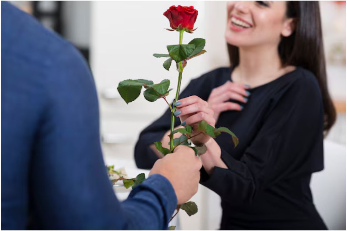 Chanakya Niti: क्यों कहते हैं आचार्य चाणक्य कि लगाव प्रेम को खत्म कर देता है 1 Rose Day Shayari