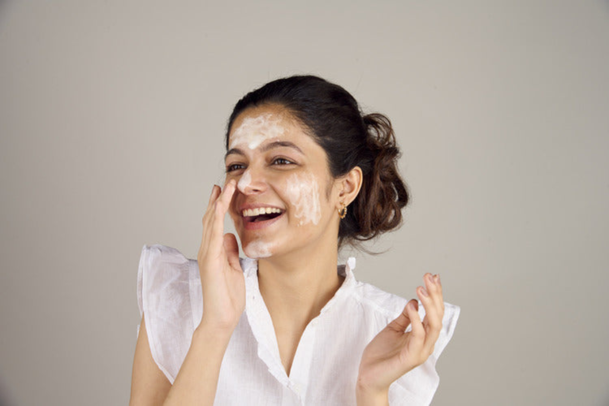 5 Best Tinted and Glowing Sunscreens for Summer: गर्मी में भारी मेकअप नहीं – बस टिंटेड और ग्लोइंग सनस्क्रीन से पाएं ग्लो 3 White Cast In Sunscreen