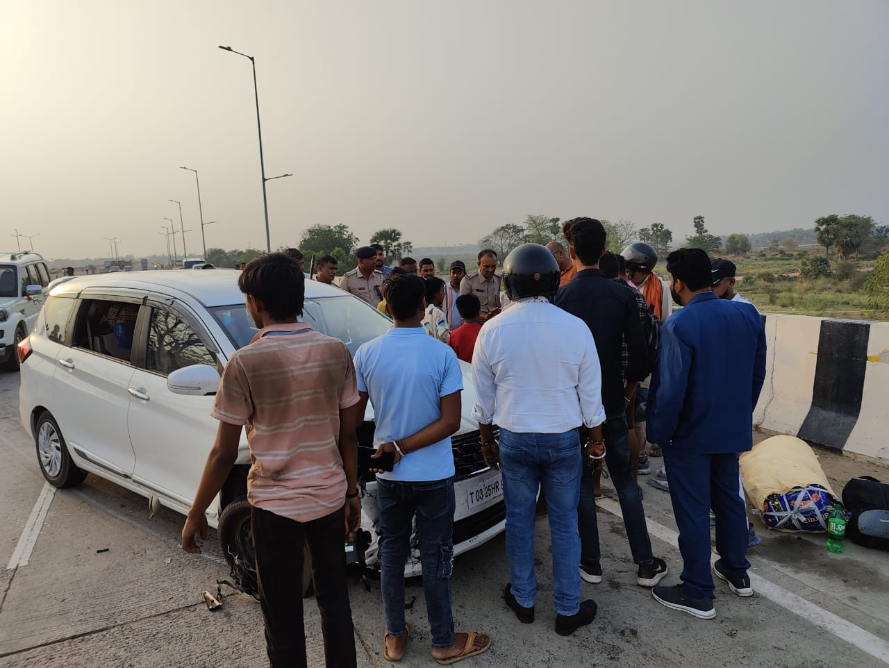 बिहटा-परेव फोरलेन पर सुबह पिकअप और ट्रेलर की टक्कर, शाम को दो कारों में भिड़ंत, आधा दर्जन लोग घायल 2 WhatsApp Image 2025 04 19 at 6.57.12 PM