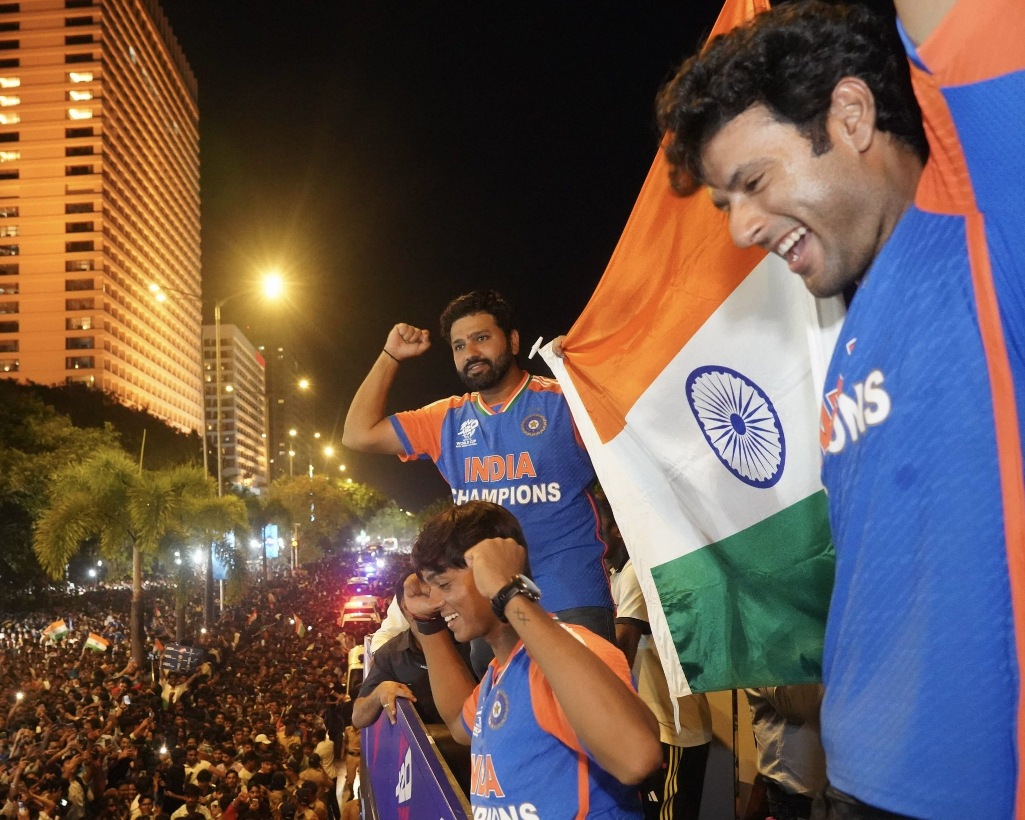 38 साल के हुए हिटमैन, जन्मदिन पर जानिए; हिंदुस्तानीय क्रिकेट को सर्वोच्च स्तर पर पहुंचाने वाले रोहित शर्मा की शानदार उपलब्धियां 1 image 127