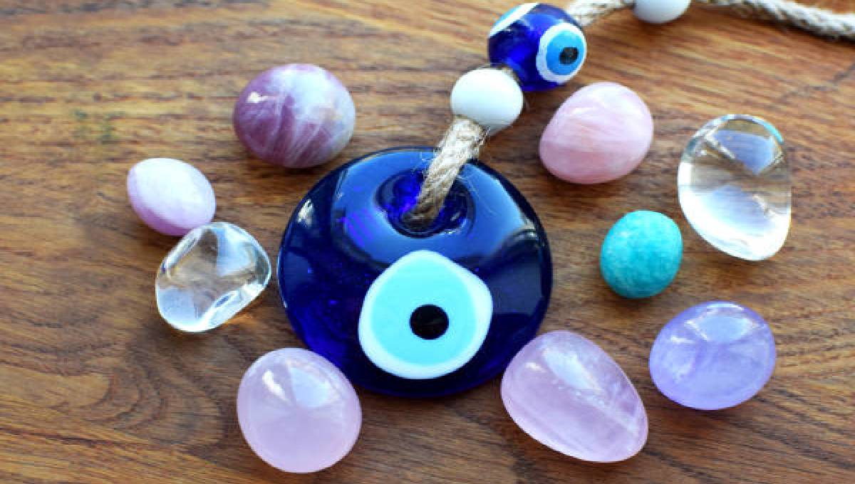 Remove Evil Eye with Salt: बिना वजह थकान चिड़चिड़ापन या उदासी महसूस हो रही है? हो सकती है नजर जानें आसान उपाय 1 Evil Eye Remedies
