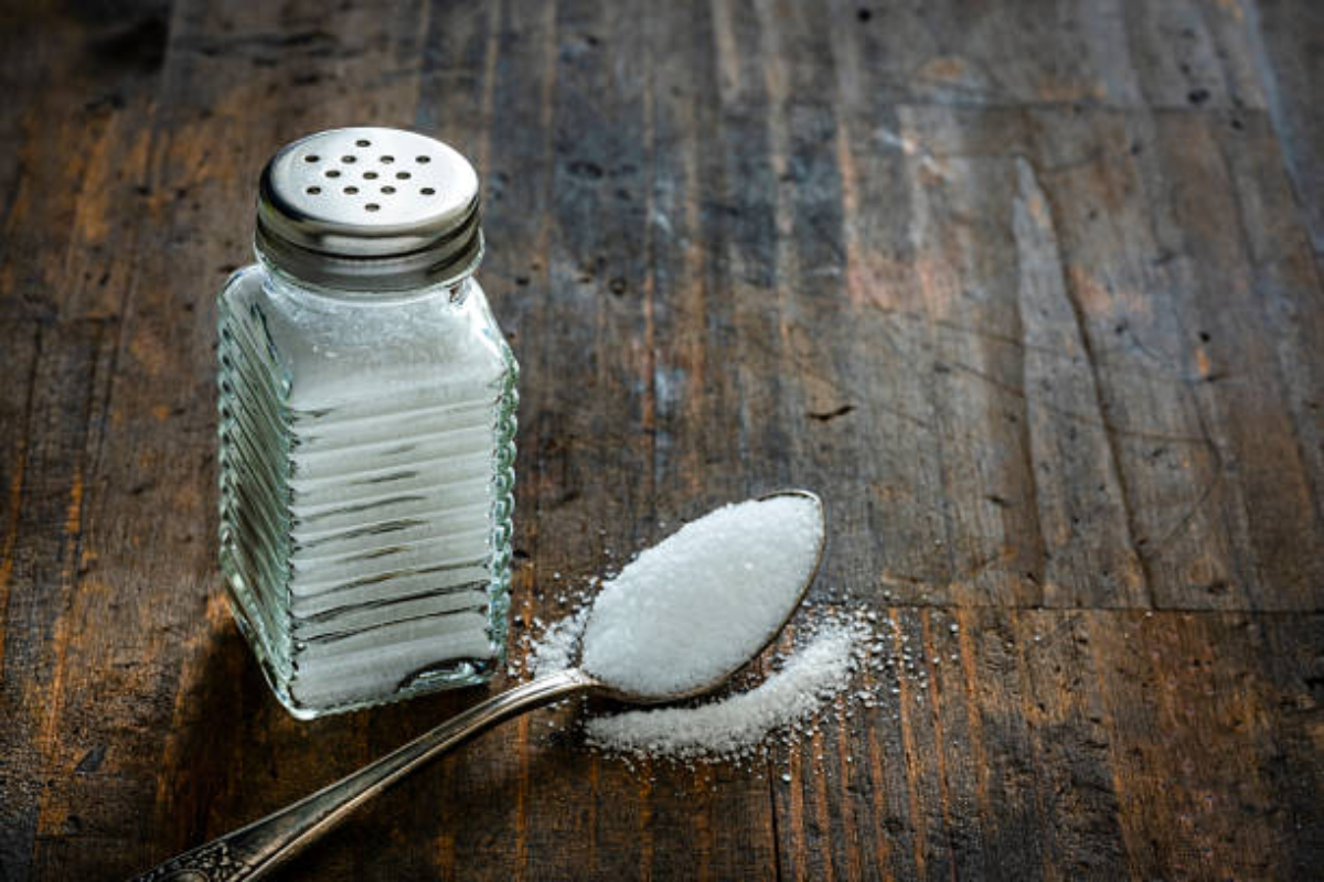 Remove Evil Eye with Salt: बिना वजह थकान चिड़चिड़ापन या उदासी महसूस हो रही है? हो सकती है नजर जानें आसान उपाय 3 vastu tips for salt