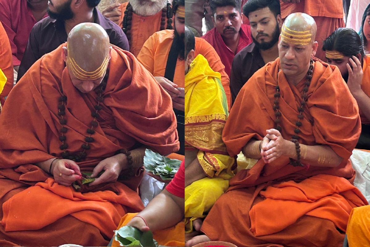 बेलपत्र पर राम नाम लिखते महामंडलेश्वर