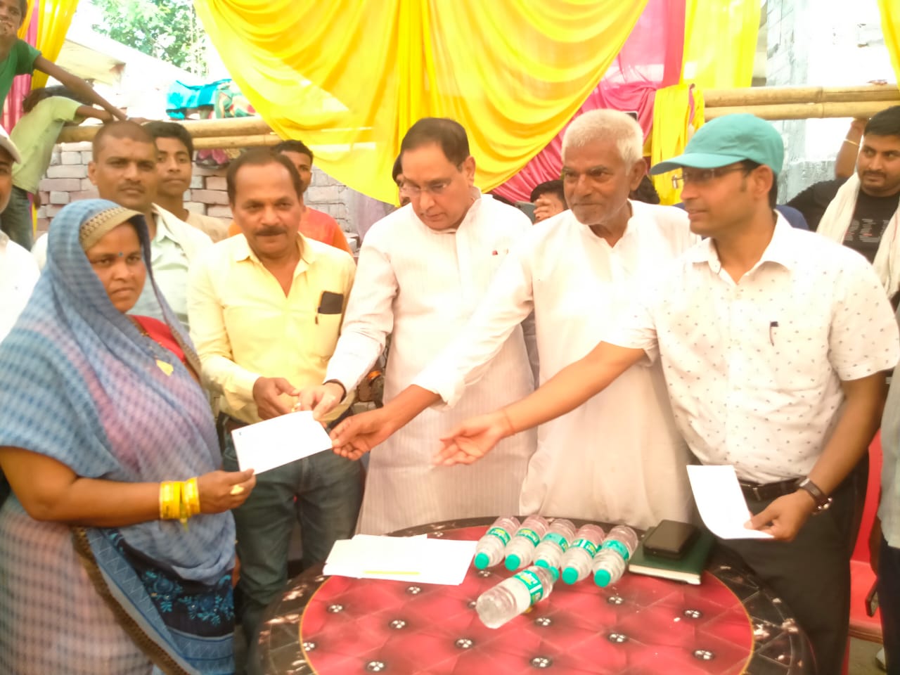 कल्याणपुर में मंत्री ने अग्नि पीड़ितों को दिया सहायता राशि