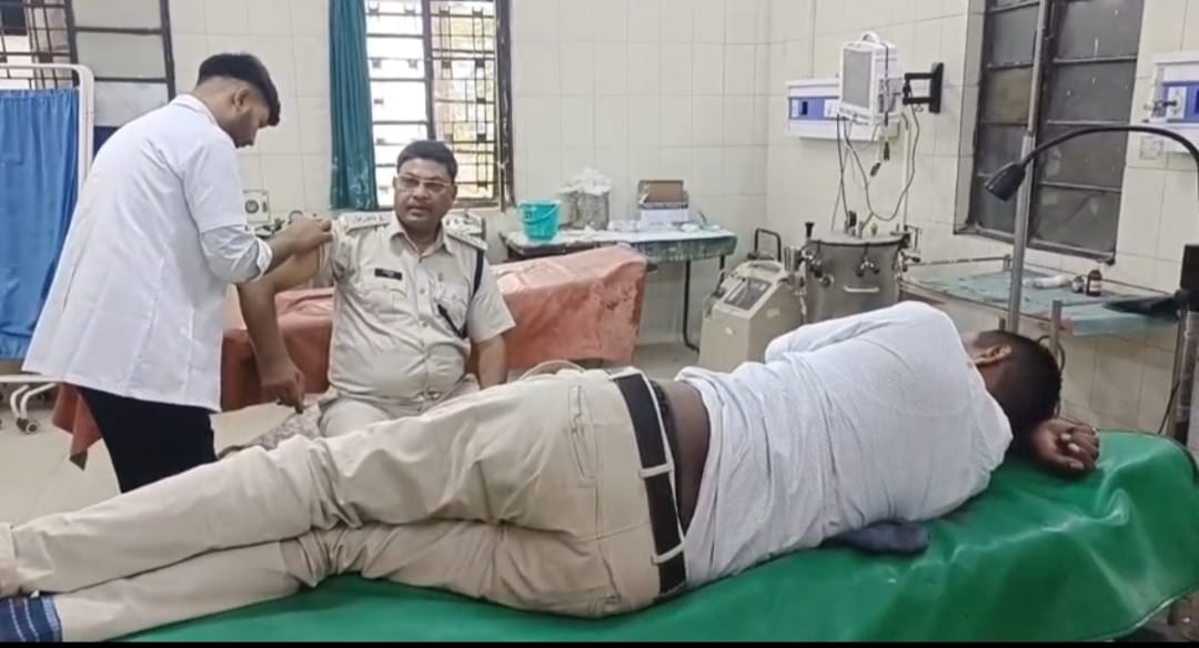 ट्रक की ठोकर से एमवीआई व चालक जख्मी 