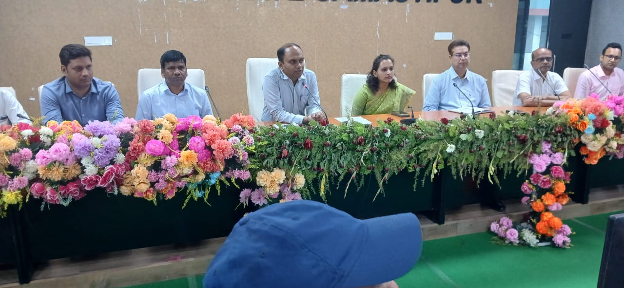 जिलाधिकारी ने समाहरणालय में समीक्षात्मक बैठक में दिए कई निर्देश