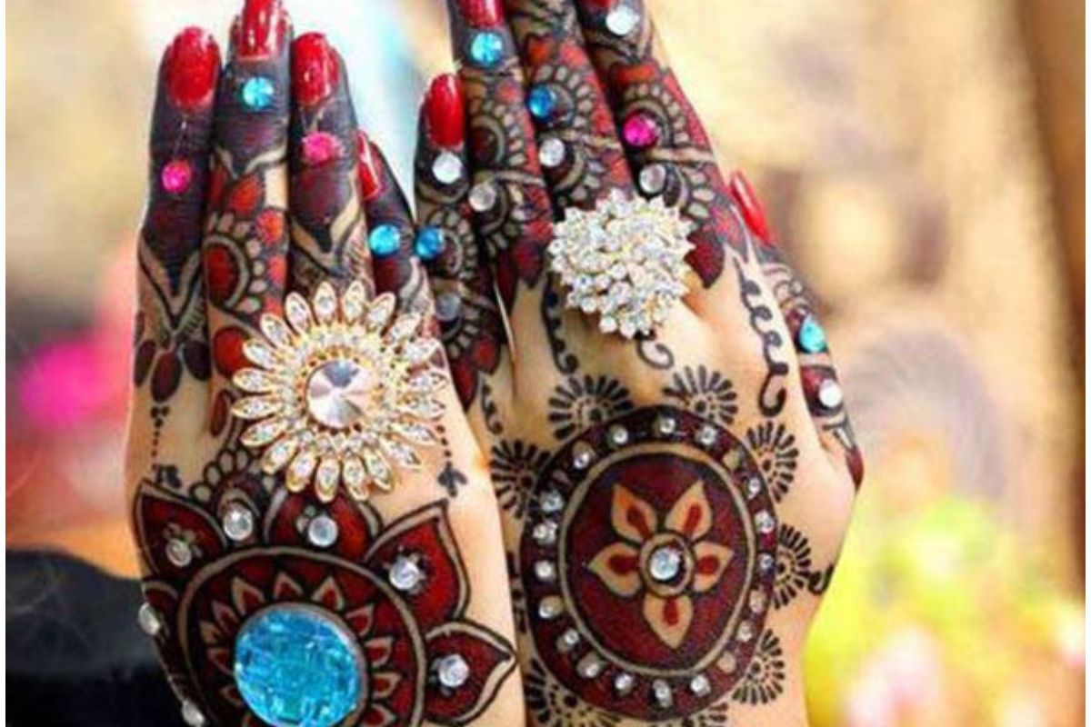 Latest Bridal Mehndi Designs with Glitter11