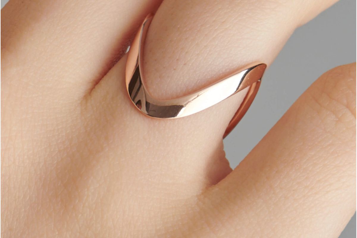 Latest Gold Ring Design: पिया को लुभाए,पहनिए लेटेस्ट वांकी गोल्ड रिंग 4 Latest Gold Ring Design 1