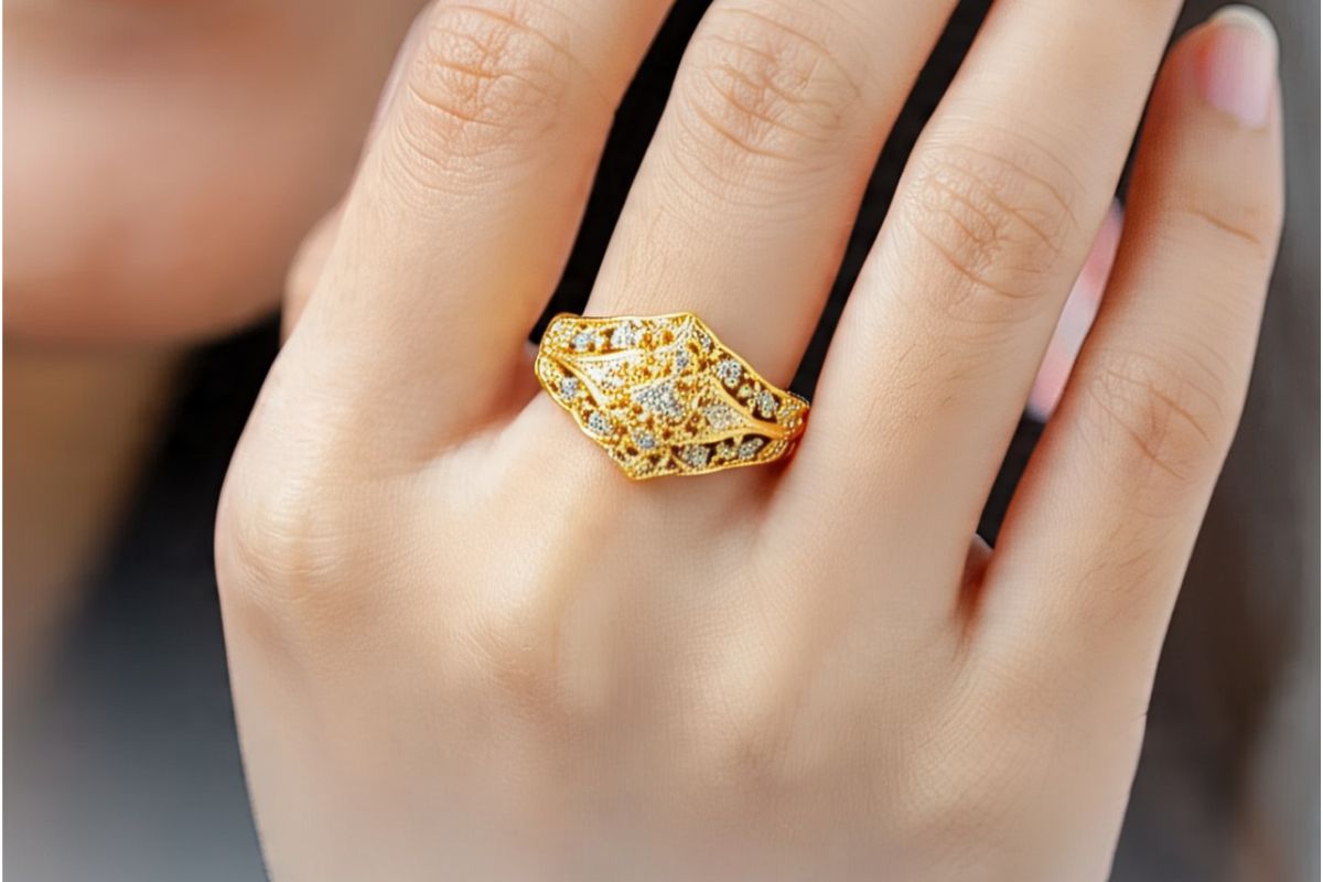 Latest Gold Ring Design: पिया को लुभाए,पहनिए लेटेस्ट वांकी गोल्ड रिंग 2 Latest Gold Ring Design 122144