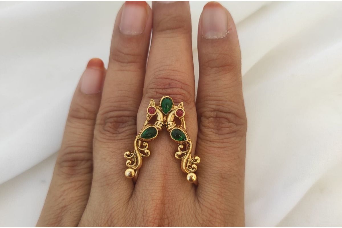 Latest Gold Ring Design: पिया को लुभाए,पहनिए लेटेस्ट वांकी गोल्ड रिंग 5 Latest Gold Ring Design 12231444