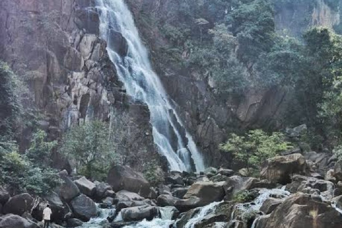 Best Waterfalls in Jharkhand: दिल छू लेंगे झारखंड के ये 5 झरने, घूमना न भूलें 2 Lodh Waterfall