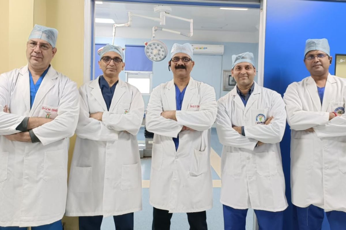 पटना: स्त्री के लिवर का दाहिना हिस्सा काटकर सवेरा हॉस्पिटल के डॉक्टरों ने बचाई जान, 6 घंटों तक चला ऑपरेशन 1 सवेरा हॉस्पिटल के डॉक्टरों की टीम