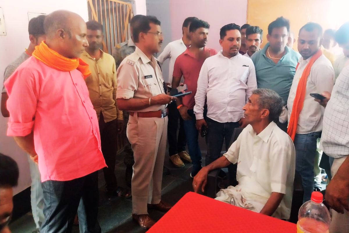 ठेकेदार के बेटे की हत्या से भड़का गुस्सा, डुमरी-फुसरो रोड जाम, थाना में तोड़फोड़ 1 Road Jam in Nawadih Bermo Bokaro jharkhand News
