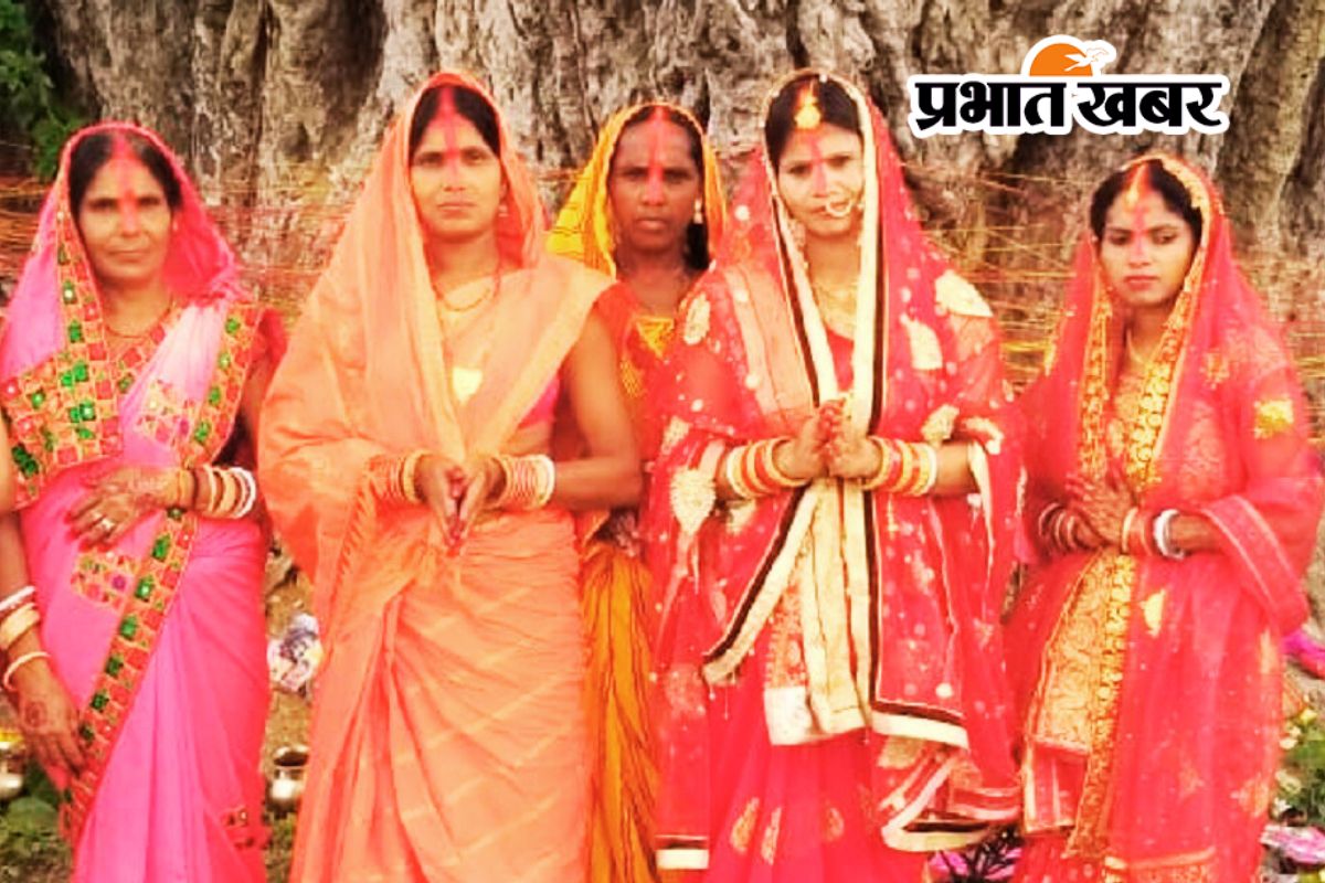 PHOTOS: अखंड सुहाग के लिए विवाहिताओं ने वटवृक्ष में बांधे रक्षा सूत्र 2 Vat Savitri celebration in Bokaro News 1 1