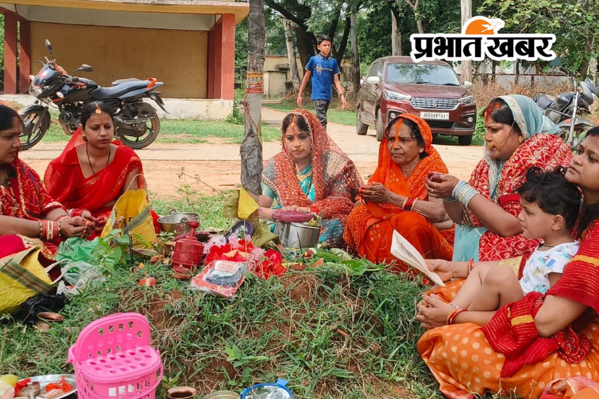 PHOTOS: अखंड सुहाग के लिए विवाहिताओं ने वटवृक्ष में बांधे रक्षा सूत्र 4 Vat Savitri celebration in Bokaro News 2