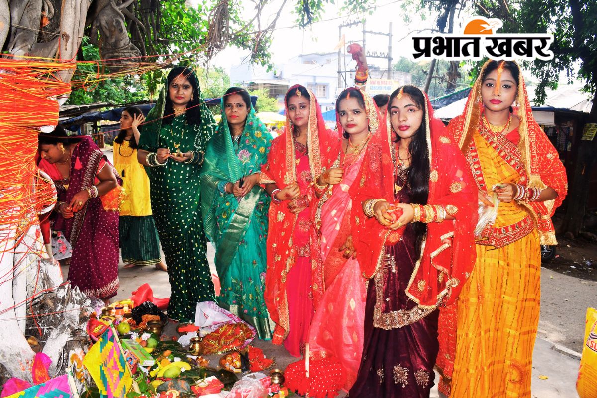 PHOTOS: अखंड सुहाग के लिए विवाहिताओं ने वटवृक्ष में बांधे रक्षा सूत्र 1 Vat Savitri celebration in Bokaro News 3