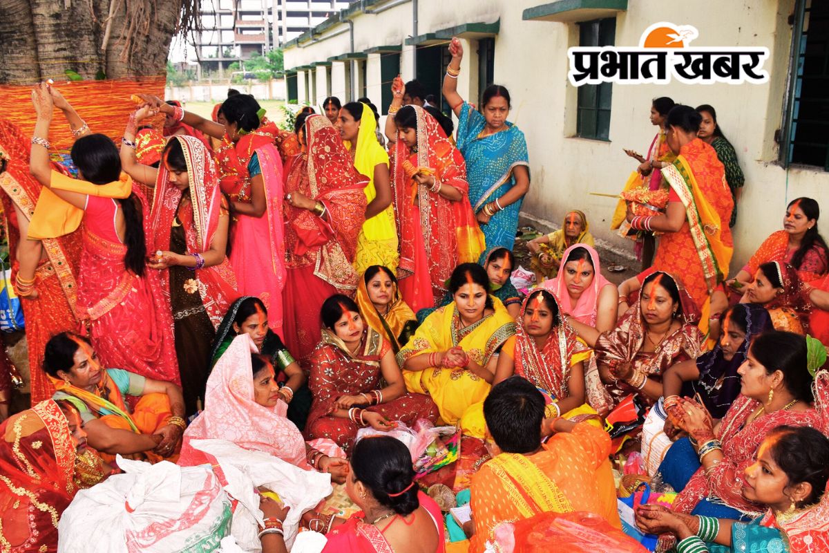 PHOTOS: अखंड सुहाग के लिए विवाहिताओं ने वटवृक्ष में बांधे रक्षा सूत्र 3 Vat Savitri celebration in Bokaro News 4