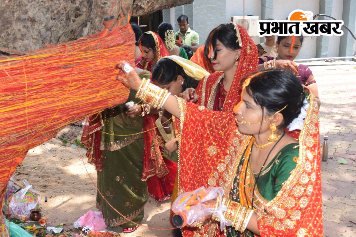 PHOTOS: सावित्री व सत्यवान की कथा सुन सुहागिनों ने मांगा पति की लंबी आयु का आशीर्वाद 4 Vat Savitri celebration in Dhanbad 1