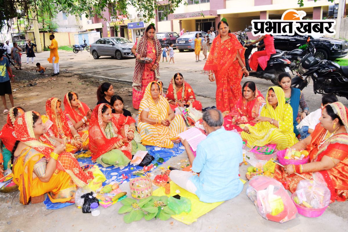 PHOTOS: सावित्री व सत्यवान की कथा सुन सुहागिनों ने मांगा पति की लंबी आयु का आशीर्वाद 3 Vat Savitri celebration in Dhanbad 2