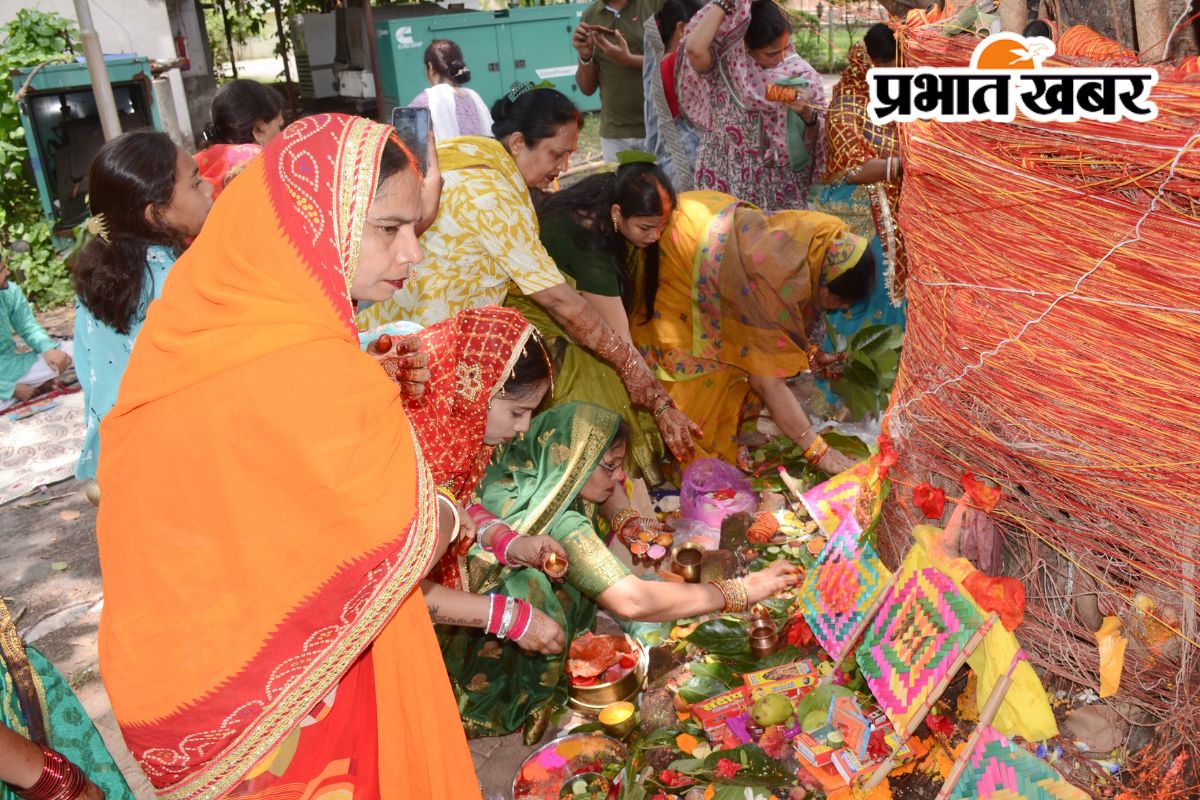 PHOTOS: सावित्री व सत्यवान की कथा सुन सुहागिनों ने मांगा पति की लंबी आयु का आशीर्वाद 5 Vat Savitri celebration in Dhanbad 3