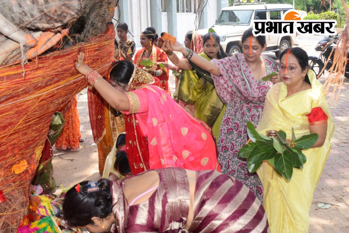 PHOTOS: सावित्री व सत्यवान की कथा सुन सुहागिनों ने मांगा पति की लंबी आयु का आशीर्वाद 2 Vat Savitri celebration in Dhanbad