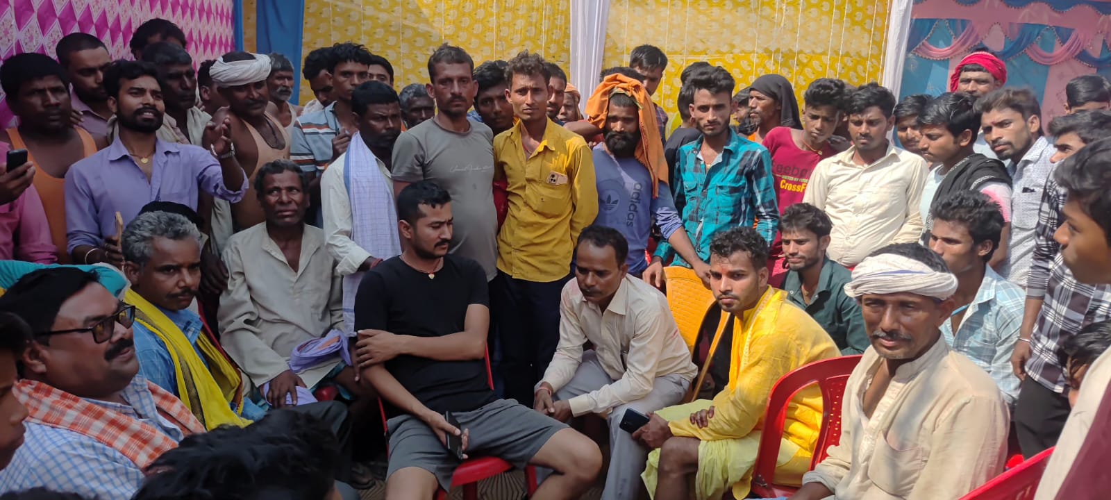 Love Affairs: टॉयलेट के बहाने मंडप से फरार हुआ दूल्हा, सरपंच पहुंच गए गांव, फैसले ने किया हैरान 1 WhatsApp Image 2025 05 08 at 3.02.31 PM