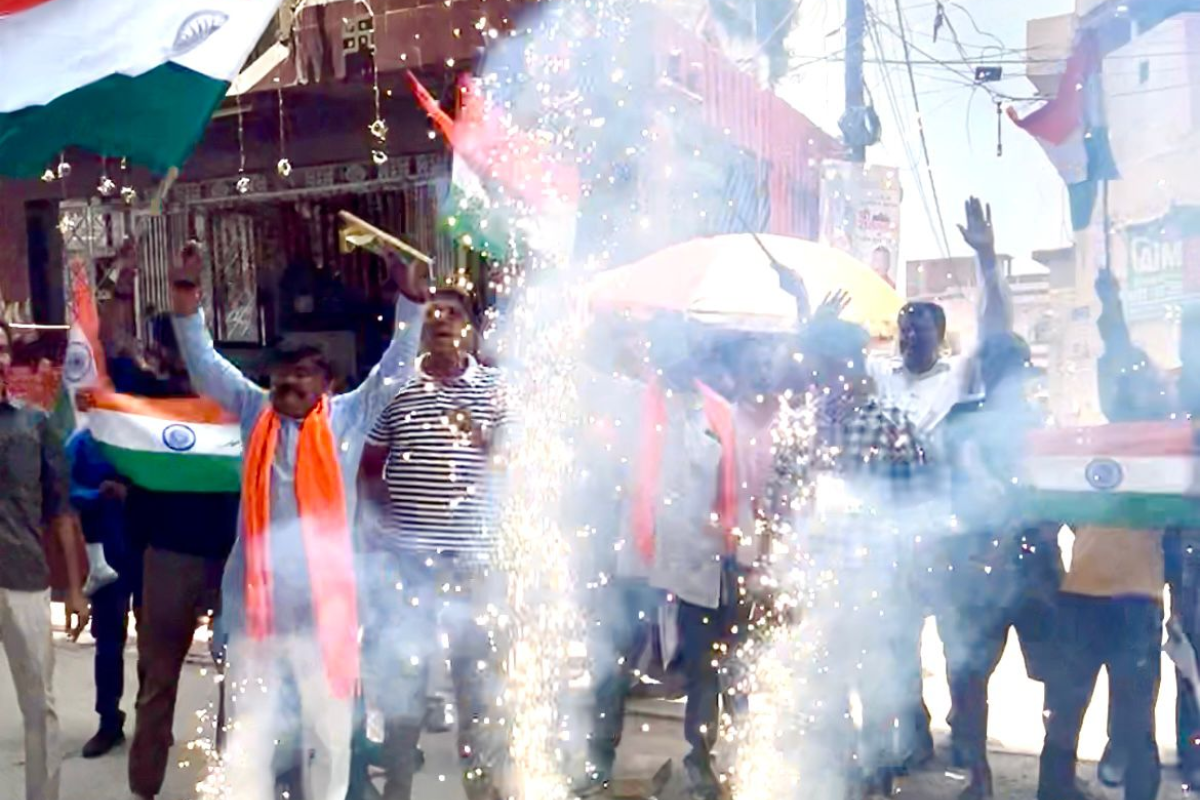 PHOTOS: हिंदुस्तान ने पाकिस्तान से लिया पहलगाम हमले का बदला, रांची में जमकर हुई आतिशबाजी 3 operation sindoor celebration in Ranchi jharkhand news today