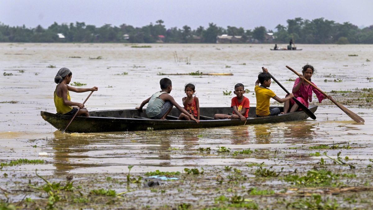 Watch Video : डूबे घर, गांवों में सन्नाटा, नाव पर जिंदगी, असम से आया बाढ़ का डरावना वीडियो 1 02061 pti06 02 2025 000474b