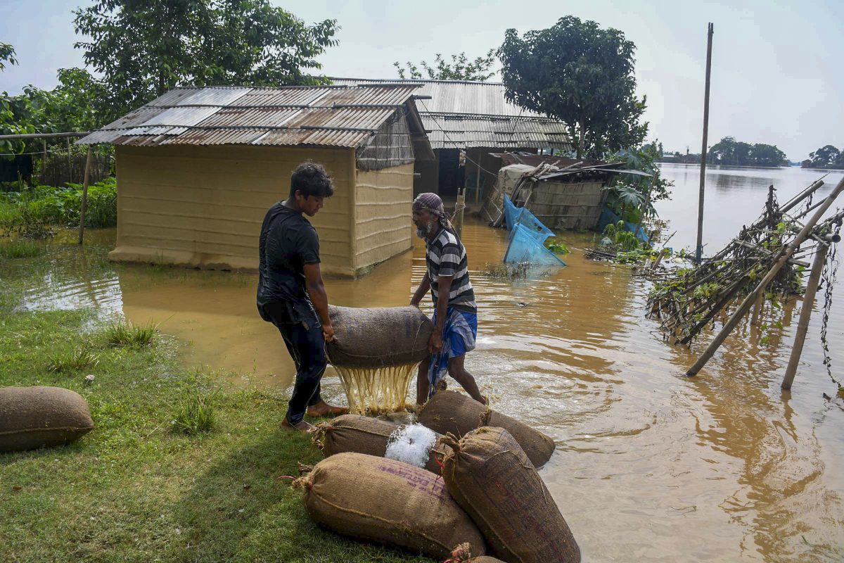 Watch Video : डूबे घर, गांवों में सन्नाटा, नाव पर जिंदगी, असम से आया बाढ़ का डरावना वीडियो 2 02061 pti06 02 2025 000481a 1