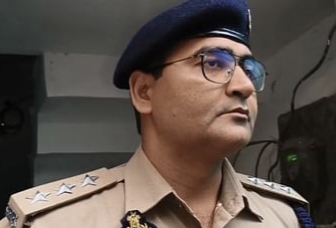 तेज गाना सुनने पर डांटा तो बेटे ने कर दी मां की हत्या, दुपट्टे से गला घोंटकर दीवान में छिपाया शव! 2 1001280749