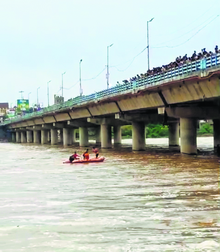 Bihar Flood News: फल्गु नदी में देर रात एक बजे आया तेज बहाव, बंजारा परिवार के बाप-बेटे लापता 2 19GYA 5 19062025 18 C181PAT1022181183
