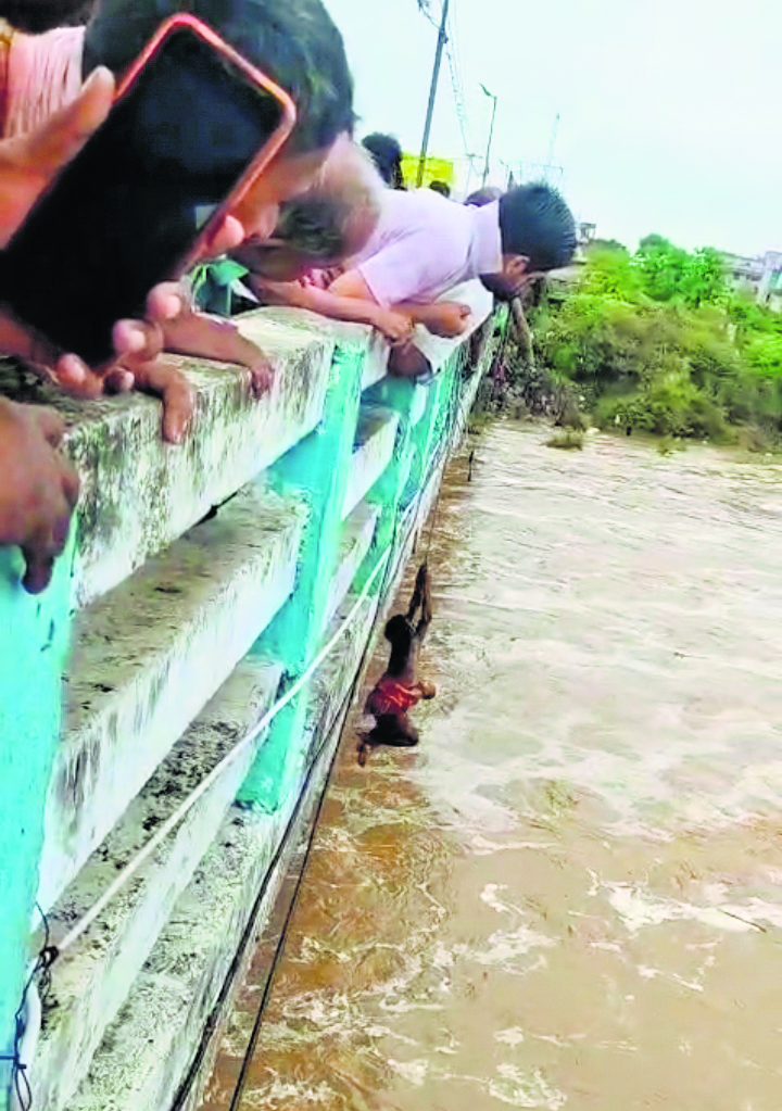 Bihar Flood News: फल्गु नदी में देर रात एक बजे आया तेज बहाव, बंजारा परिवार के बाप-बेटे लापता