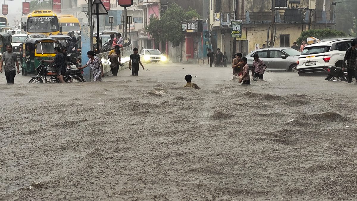 Heavy Rain Alert: 7 दिनों तक भारी बारिश, 2 जुलाई तक मानसून का कहर, IMD ने जारी किया रेड अलर्ट 7 26061 pti06 26 2025 000303b
