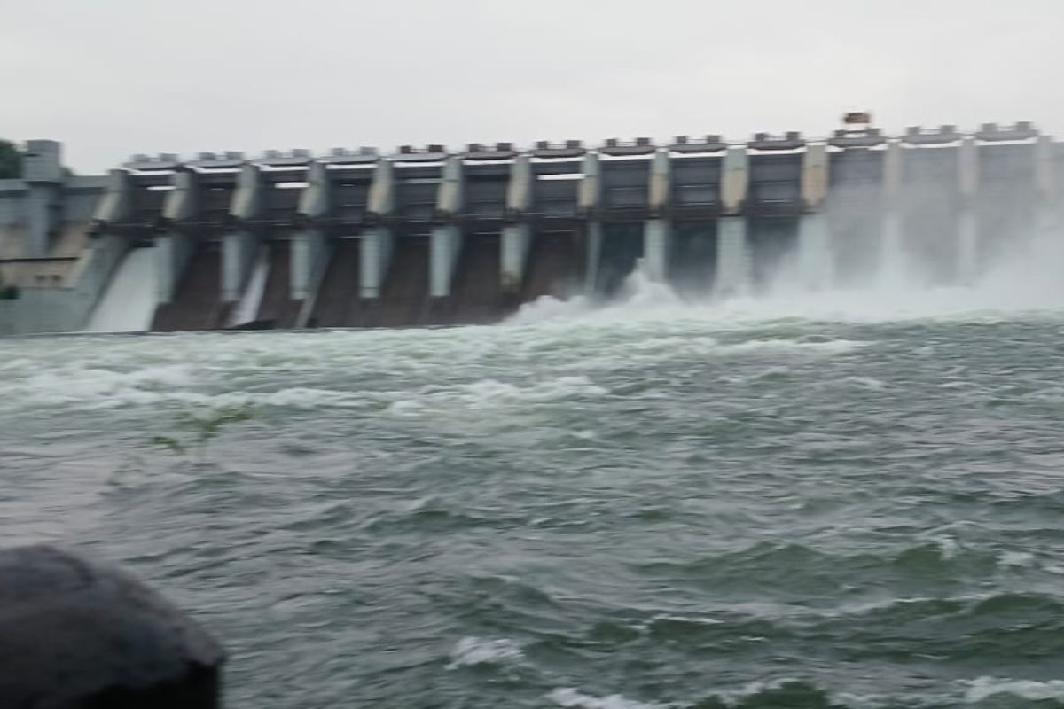 Heavy Rain : टाटा-रांची मुख्य मार्ग पर बाढ़ जैसे हालात; चांडिल डैम का जलस्तर बढ़ा, खोले गये फाटक, देखिये PHOTOS