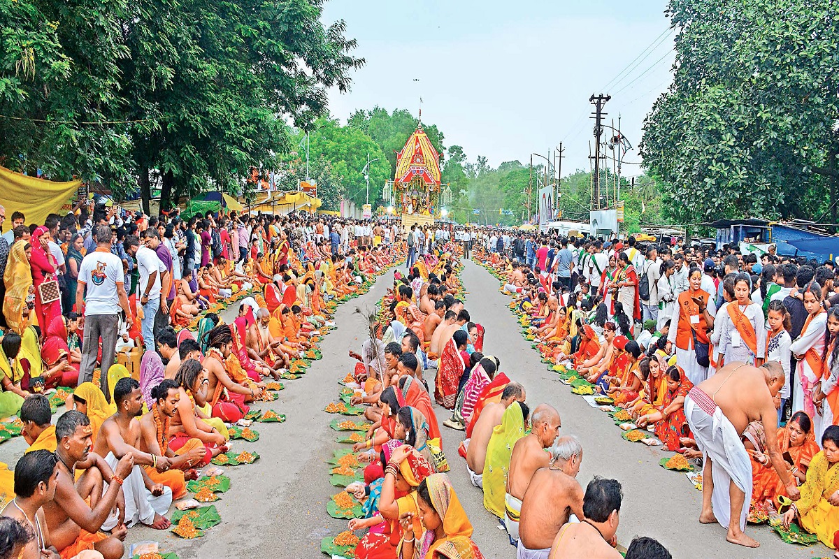 Rath Yatra 2025: मौसीबाड़ी पहुंचे महाप्रभु जगन्नाथ, श्रद्धालुओं ने खींची आस्था की डोर 2 Devotees queue up for Sri Vishnu Laksharchana