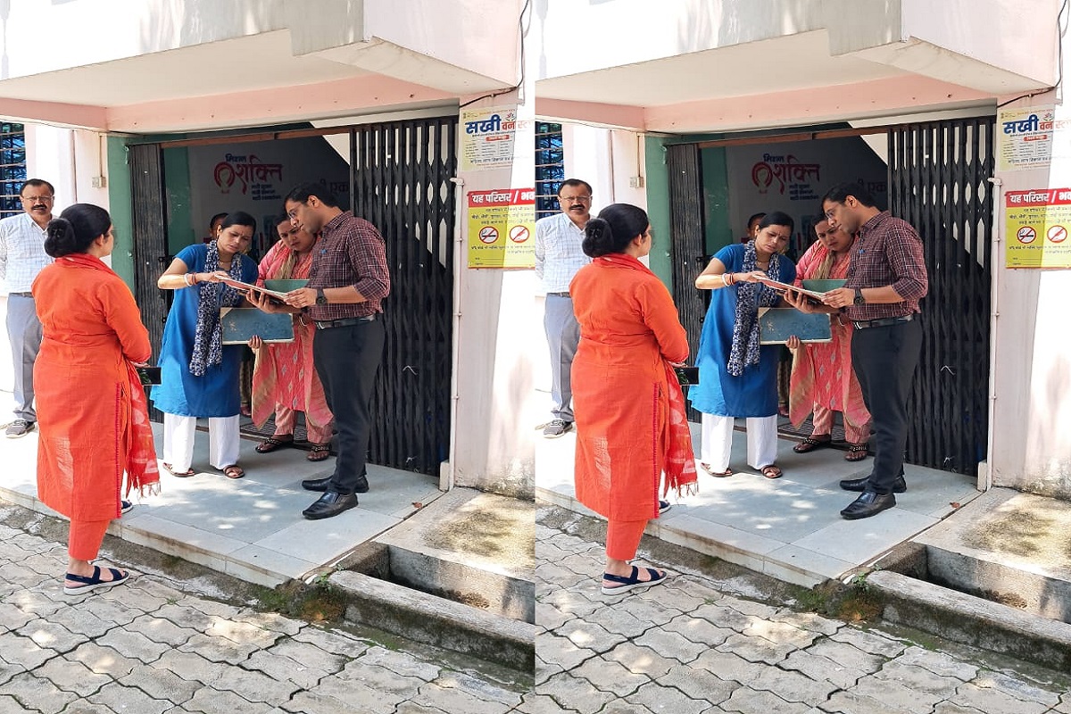 DDC inspection: सरायकेला में डीडीसी ने सखी वन स्टॉप सेंटर का किया औचक निरीक्षण, पौधे भी लगाये 1 केस रजिस्टरों की जांच करते डीडीसी