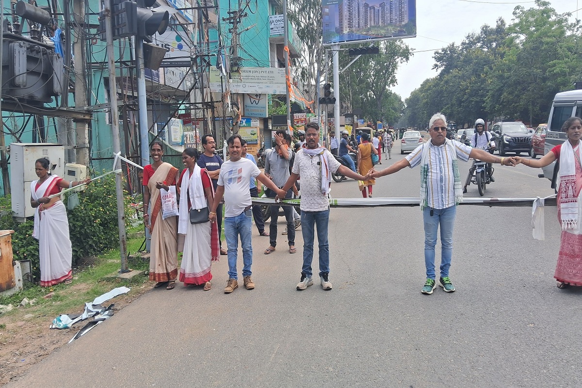 स्पोर्ट्सगांव में रास्ते पर खड़े बंद समर्थक