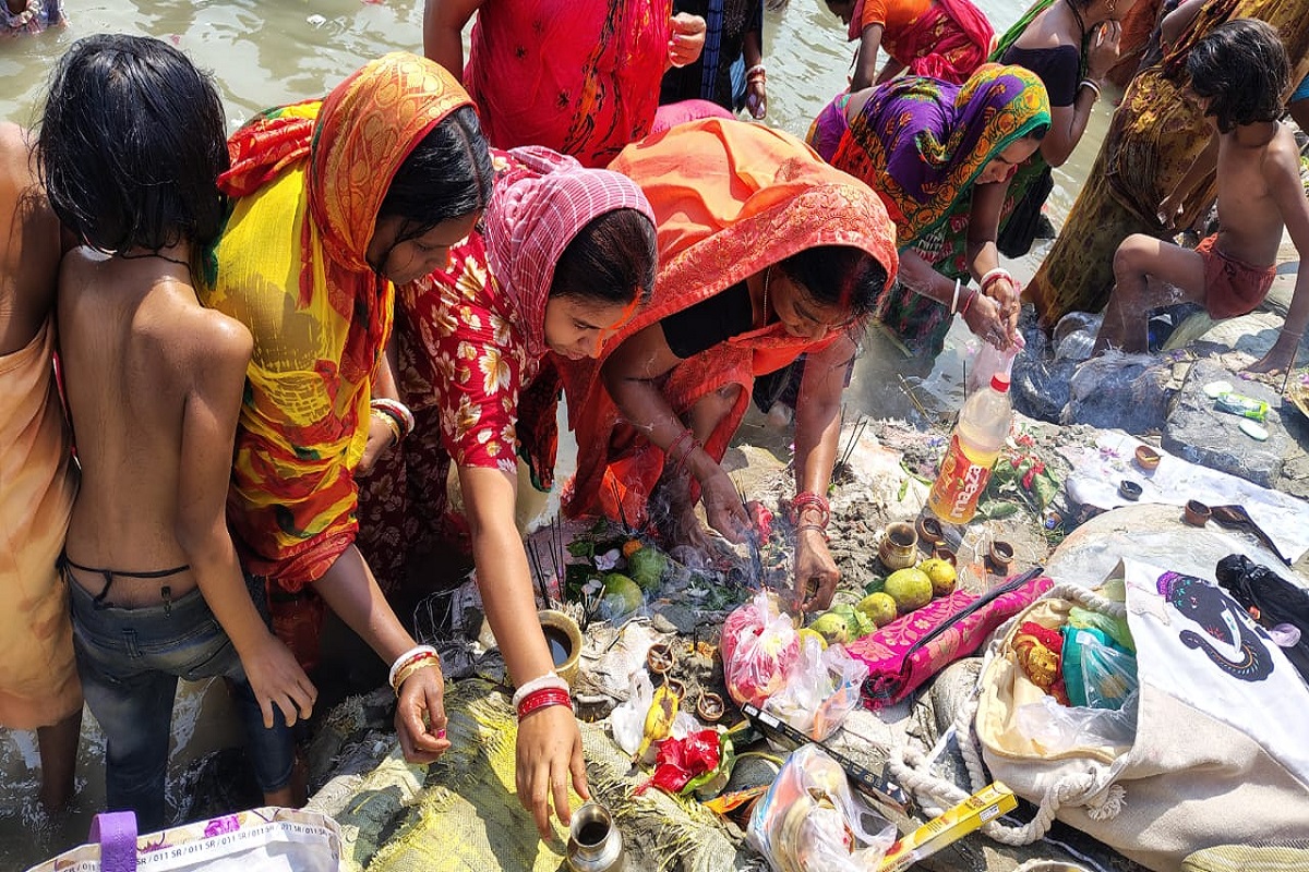 गंगा तट पर पूजा करती स्त्रीयें