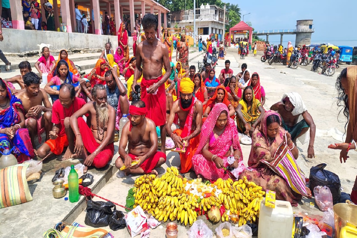 गंगा दशहरा पर फल दान करते श्रद्धालु