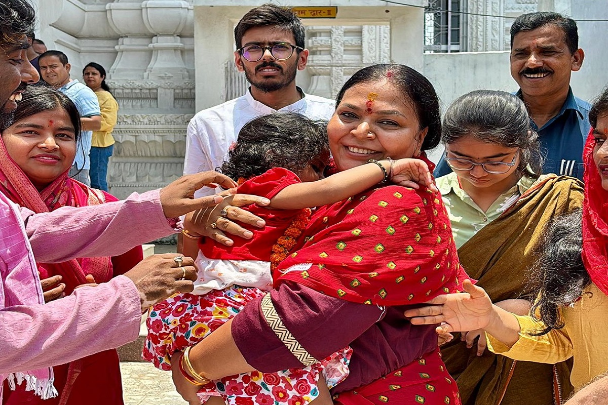 मंत्री दीपिका पांडेय पहुंचीं जगन्नाथ मंदिर, लोगों के साथ जमीन पर बैठकर ग्रहण किया भोग, देखें फोटो 1 जगन्नाथ मंदिर में मंत्री दीपिका पांडेय सिंह