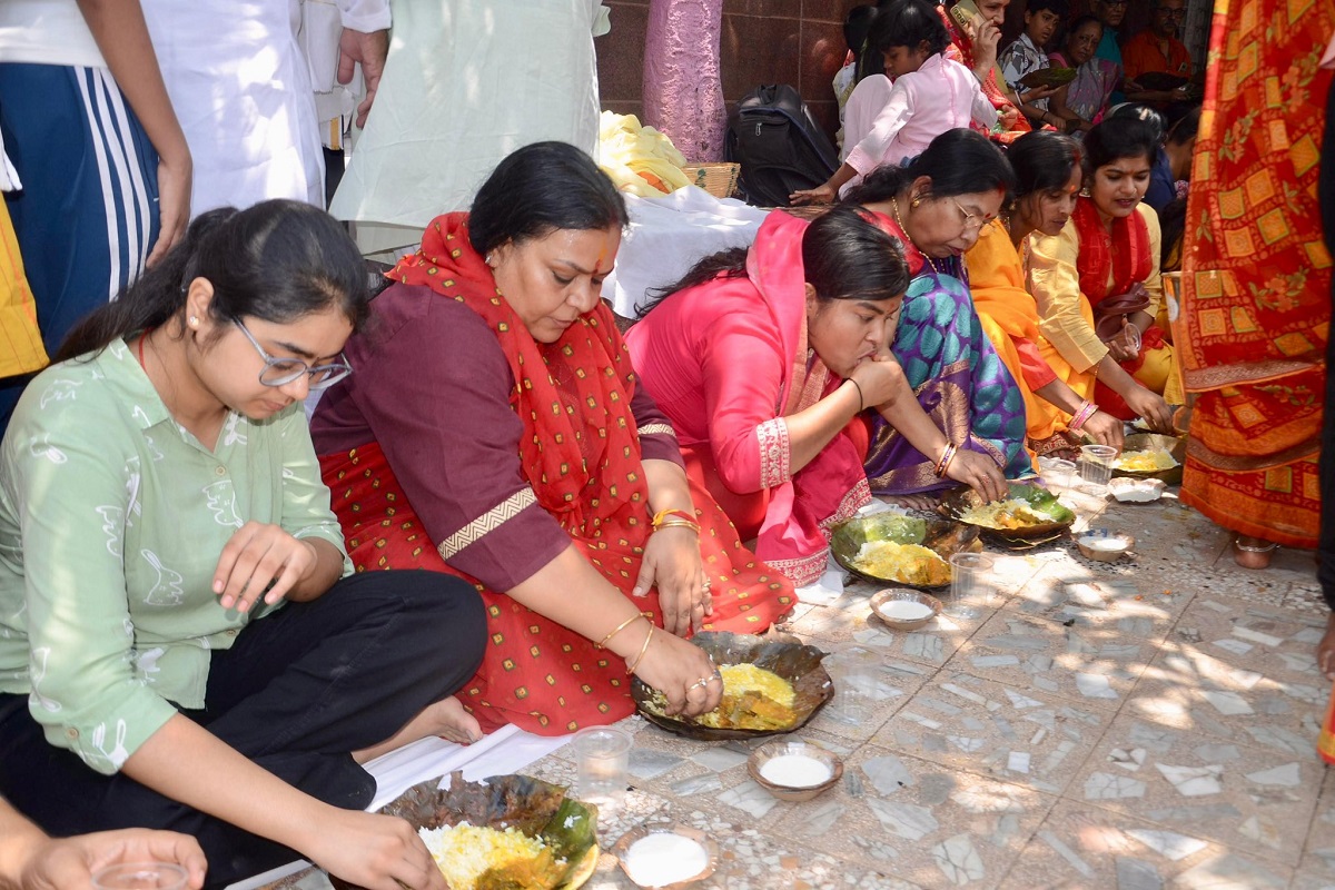 मंत्री दीपिका पांडेय पहुंचीं जगन्नाथ मंदिर, लोगों के साथ जमीन पर बैठकर ग्रहण किया भोग, देखें फोटो 2 जमीन पर बैठकर भोग ग्रहण करतीं दीपिका पांडेय सिंह
