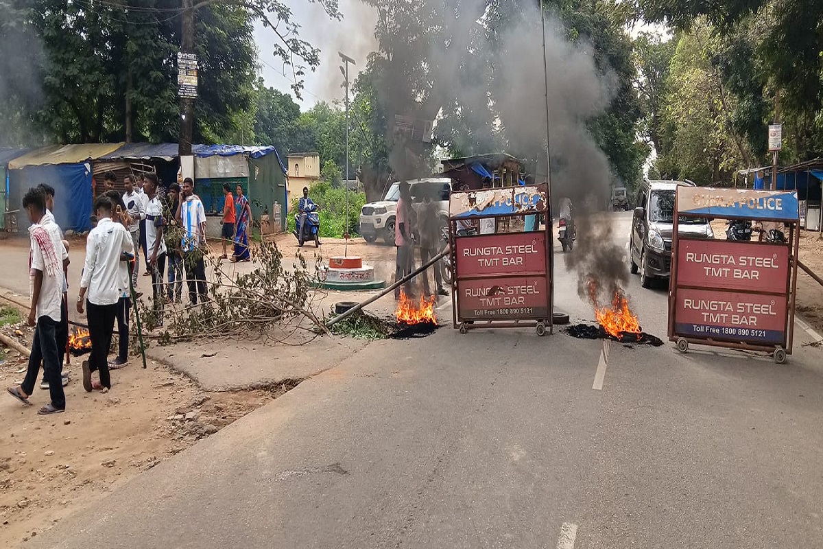 टायर जलाकर किया सड़क जाम