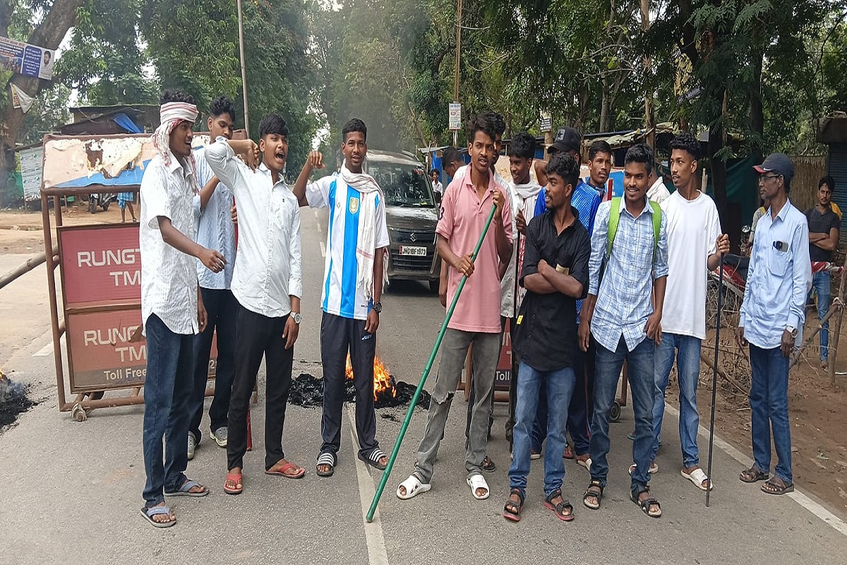 टायर जलाकर सड़क जाम करते लोग